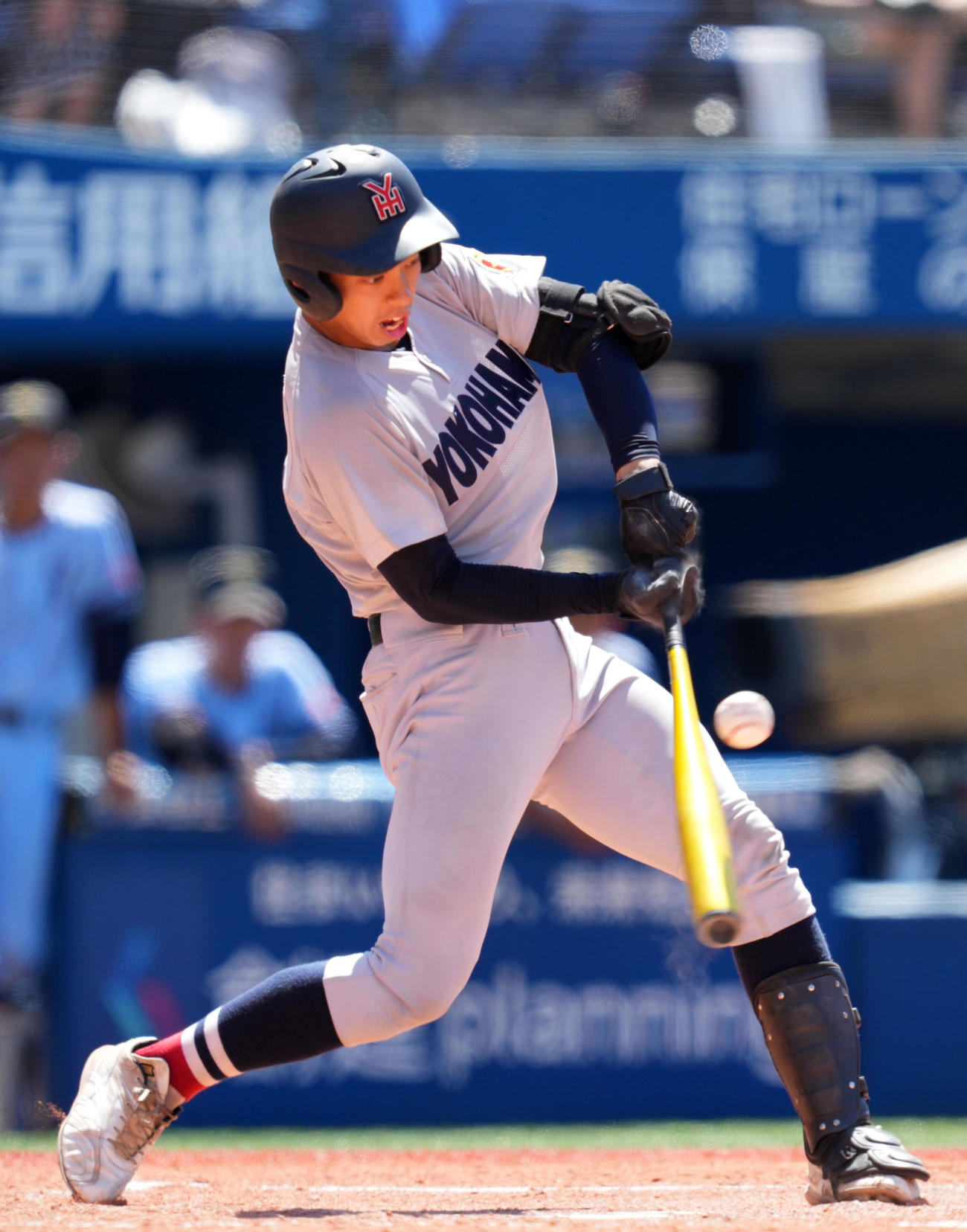 横浜商対横浜　2回裏横浜1死一、二塁、右前適時打を放つ椎木（撮影・横山健太）