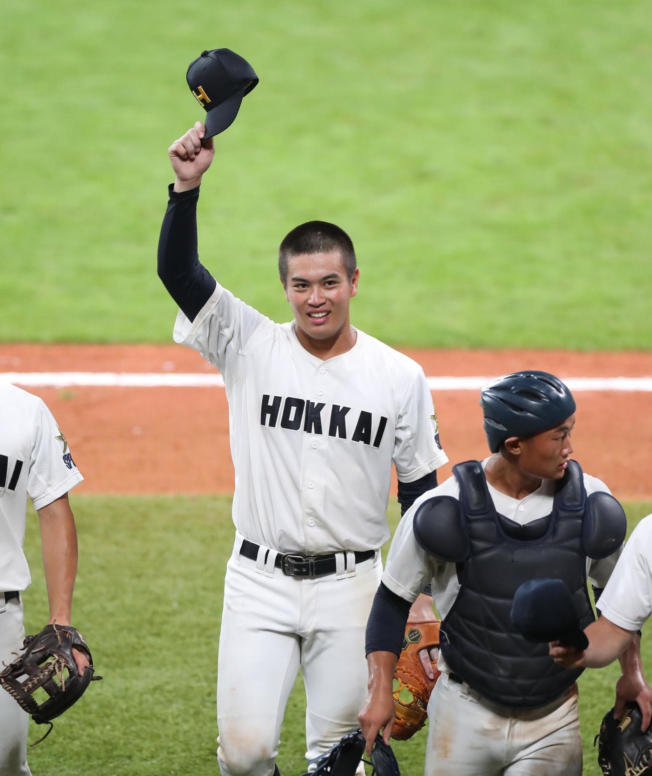 北海対駒大苫小牧　試合後、スタンドに手を振る北海・熊谷（撮影・黒川智章）
