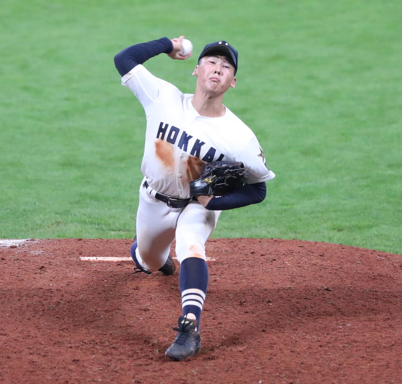 北海対駒大苫小牧　6回から登板の北海・岡田（撮影・黒川智章）