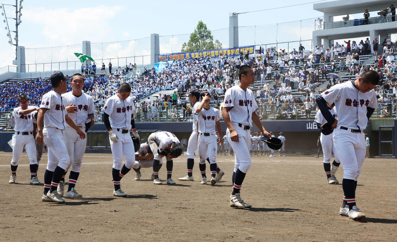 駿台甲府対東海大甲府　優勝を逃し、悔しがる駿台甲府の選手たち（撮影・宮地輝）