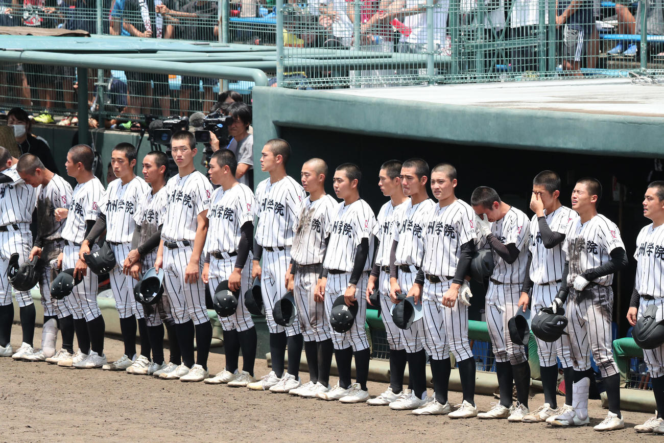 東海大熊本星翔に敗れ肩を落とす九州学院ナイン（撮影・梅根麻紀）