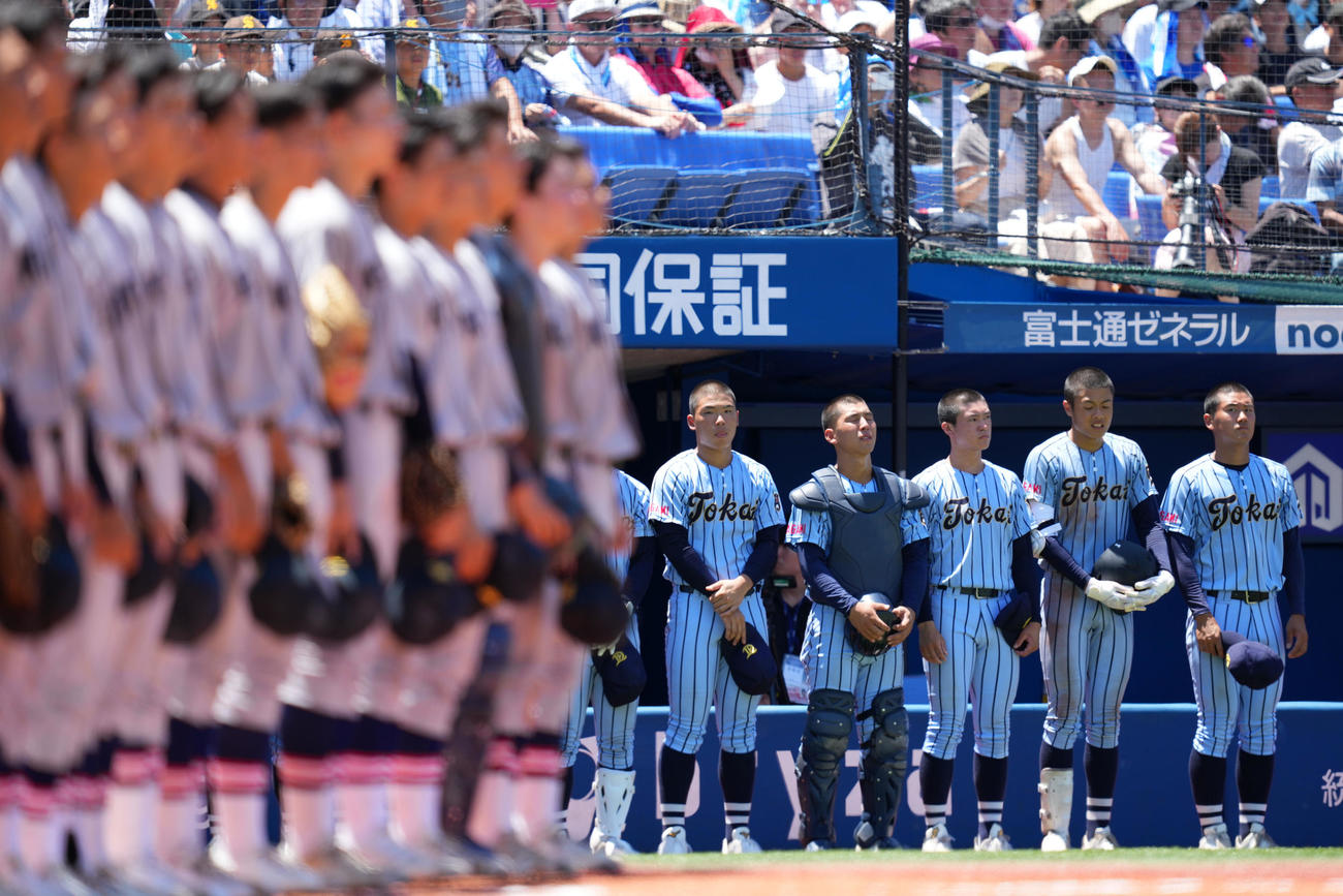 慶応対東海大相模　慶応に敗れ泣き崩れる東海大相模ナイン（撮影・横山健太）
