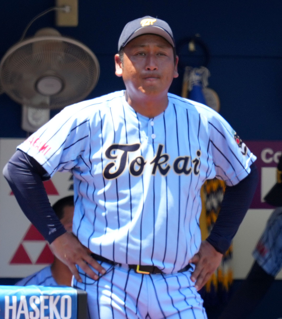 慶応対東海大相模　試合を見つめる東海大相模・原監督（撮影・横山健太）