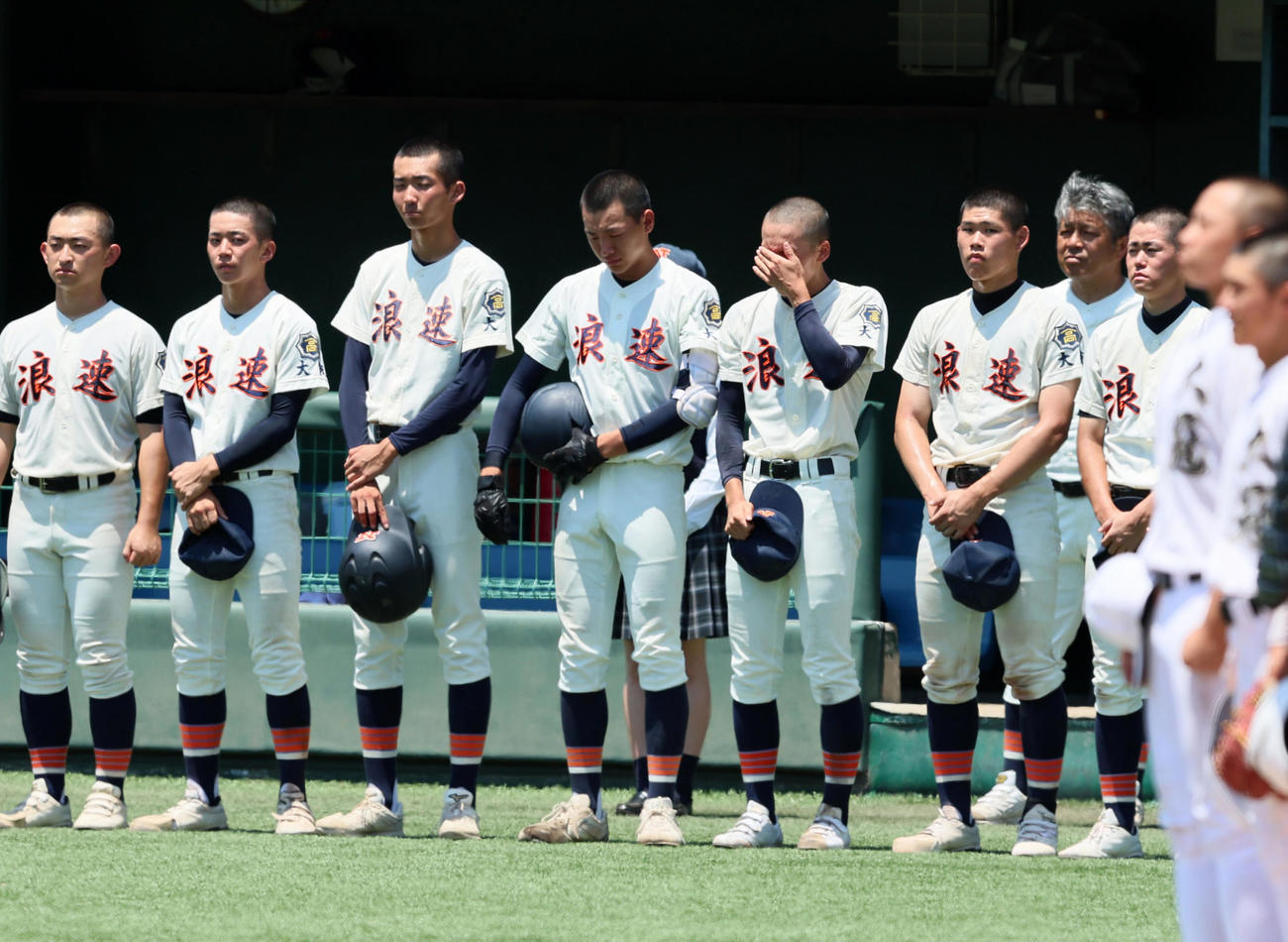 大冠対浪速　大冠に敗れ整列する浪速ナインと遠山監督（後列右奥）（撮影・加藤哉）