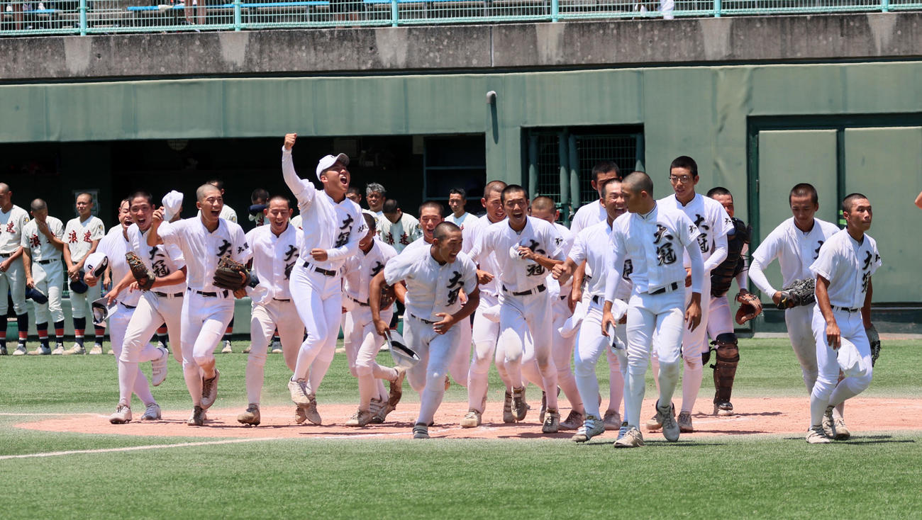 大冠対浪速　浪速に勝利し喜ぶ大冠ナイン（撮影・加藤哉）
