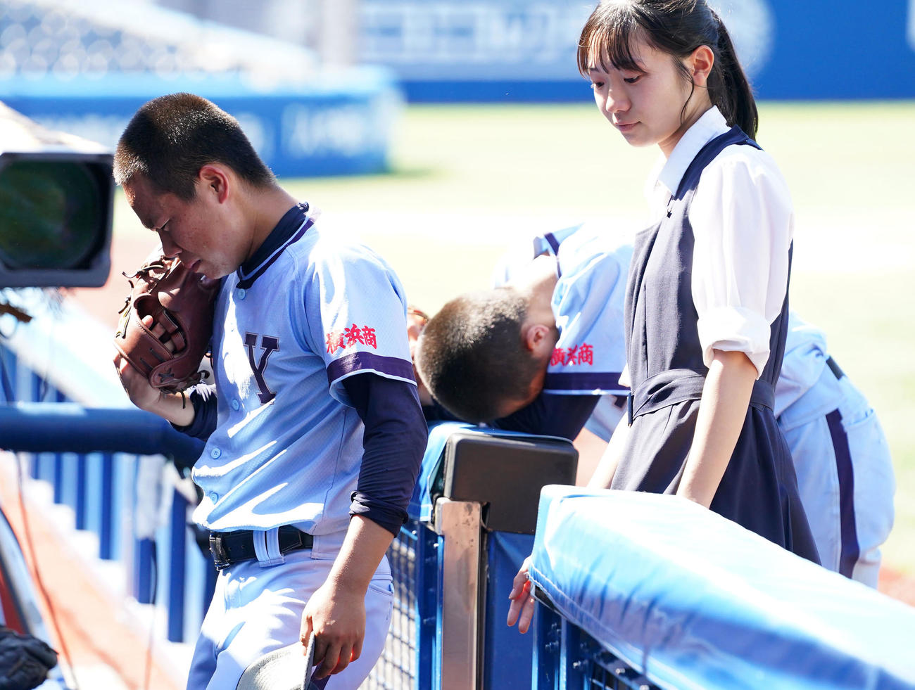 横浜商対横浜　横浜に敗れ悔し涙を流す横浜商ナイン（撮影・横山健太）