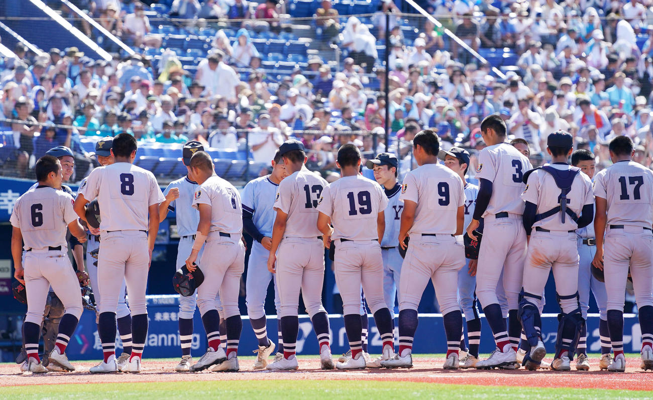 横浜商対横浜　試合後、健闘を称え合う両ナイン（撮影・横山健太）