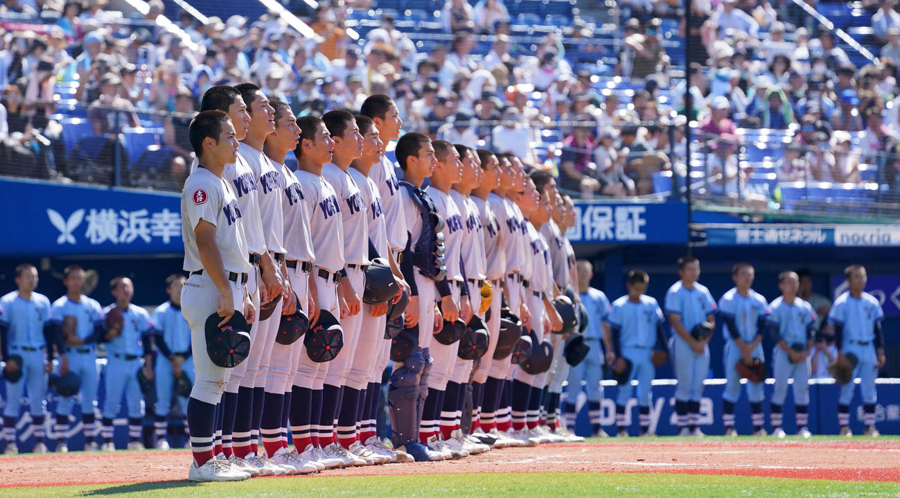 横浜商対横浜　決勝進出を果たし整列する横浜ナイン（撮影・横山健太）