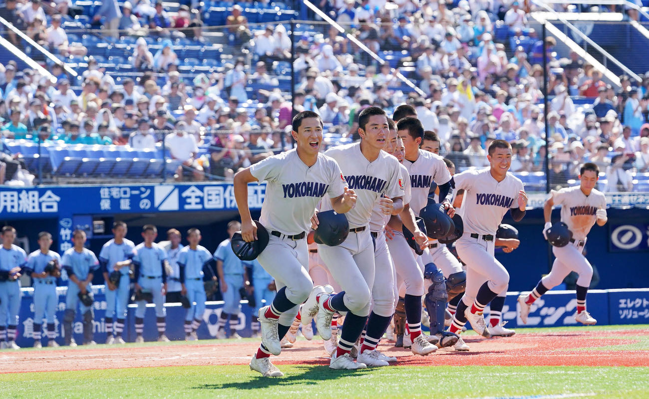 横浜商対横浜　決勝進出を果たし笑顔でスタンドへ駆けだす横浜ナイン（撮影・横山健太）