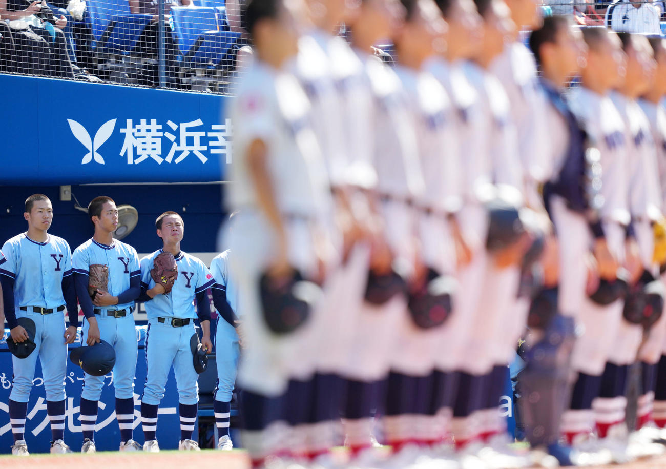 横浜商対横浜　横浜に敗れ悔し涙を流す横浜商・堀切（左から3人目）（撮影・横山健太）