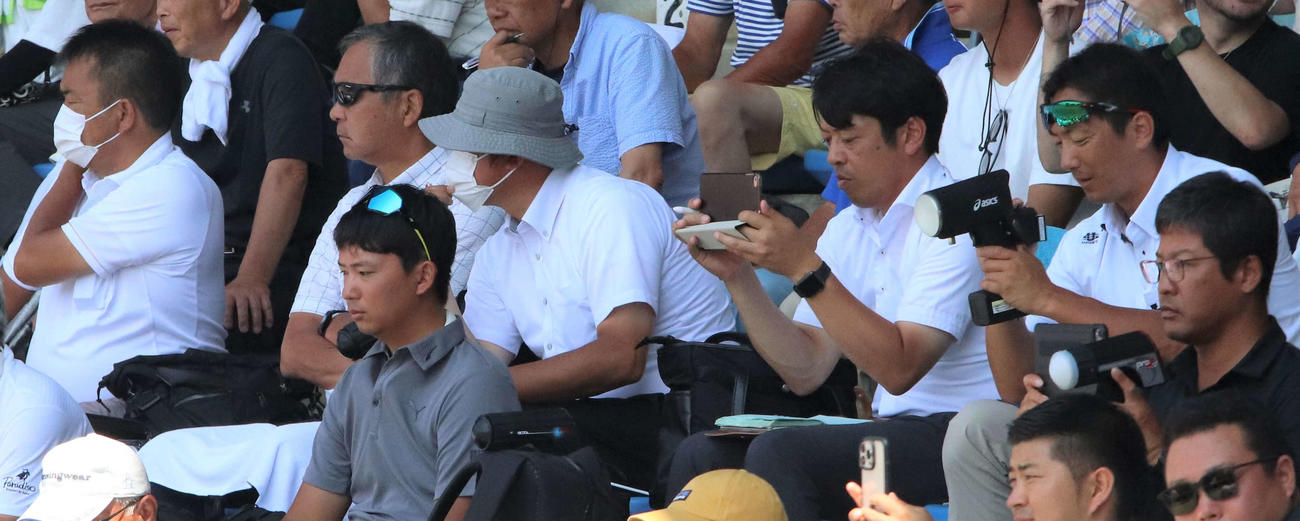 明秀学園日立対霞ケ浦　霞ケ浦・木村に熱視線を送るスカウト陣（撮影・村山玄）