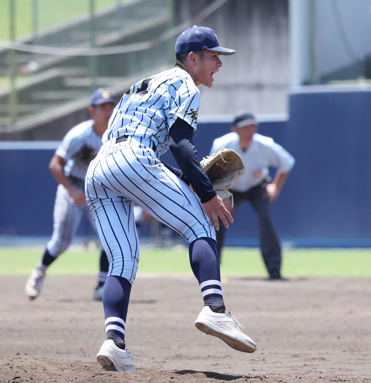 駿台甲府対東海大甲府　9回表駿台甲府2死、代打志村を空振り三振にする長崎（撮影・宮地輝）