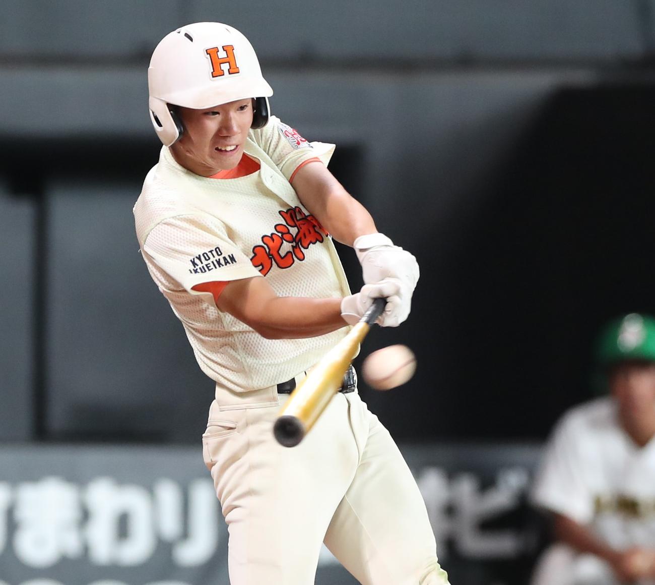 北海道栄対札幌日大　タイブレーク10回表北海道栄1死満塁、右中間に走者一掃の三塁打を放つ新木（撮影・黒川智章）