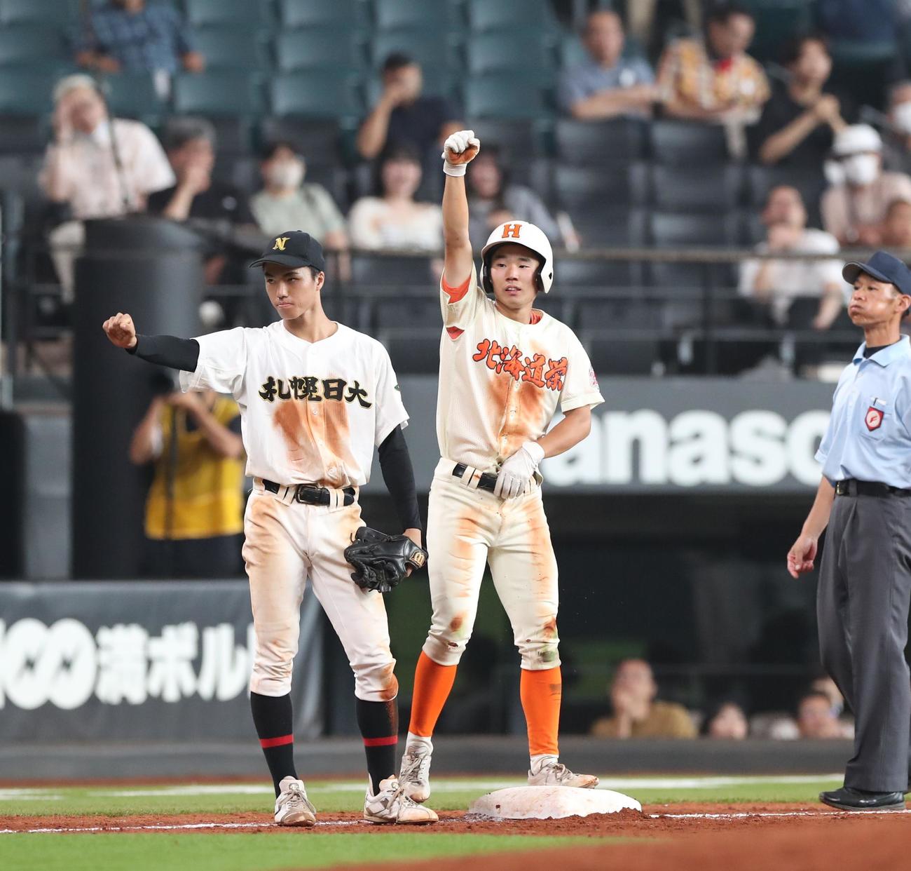 北海道栄対札幌日大　タイブレーク10回表北海道栄1死満塁、右中間に走者一掃の三塁打を放ちガッツポーズの新木（撮影・黒川智章）