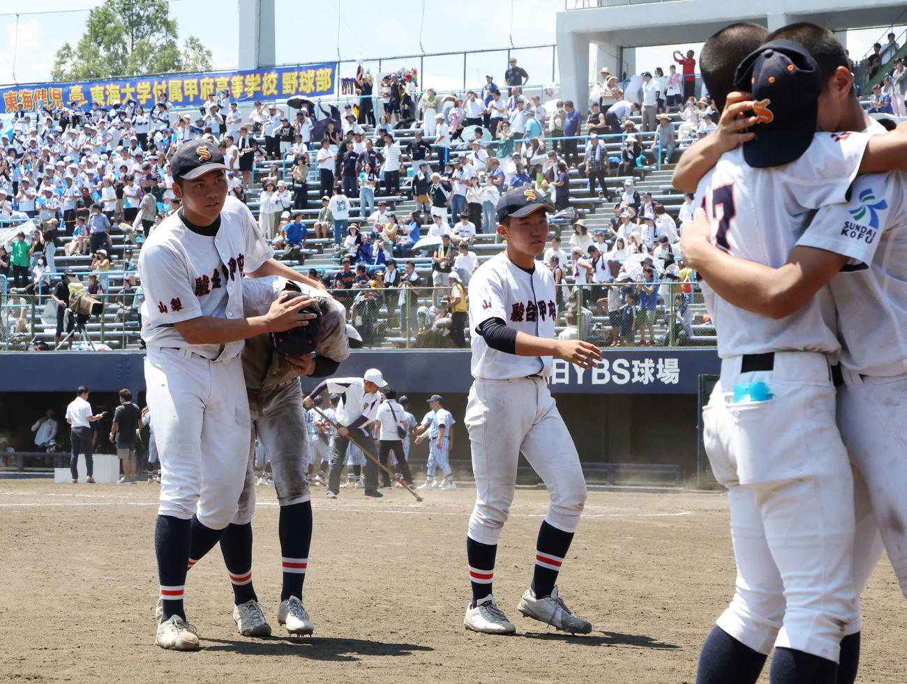 駿台甲府対東海大甲府　優勝を逃し、悔しがるチームメートを支える駿台甲府・平井（左）（撮影・宮地輝）