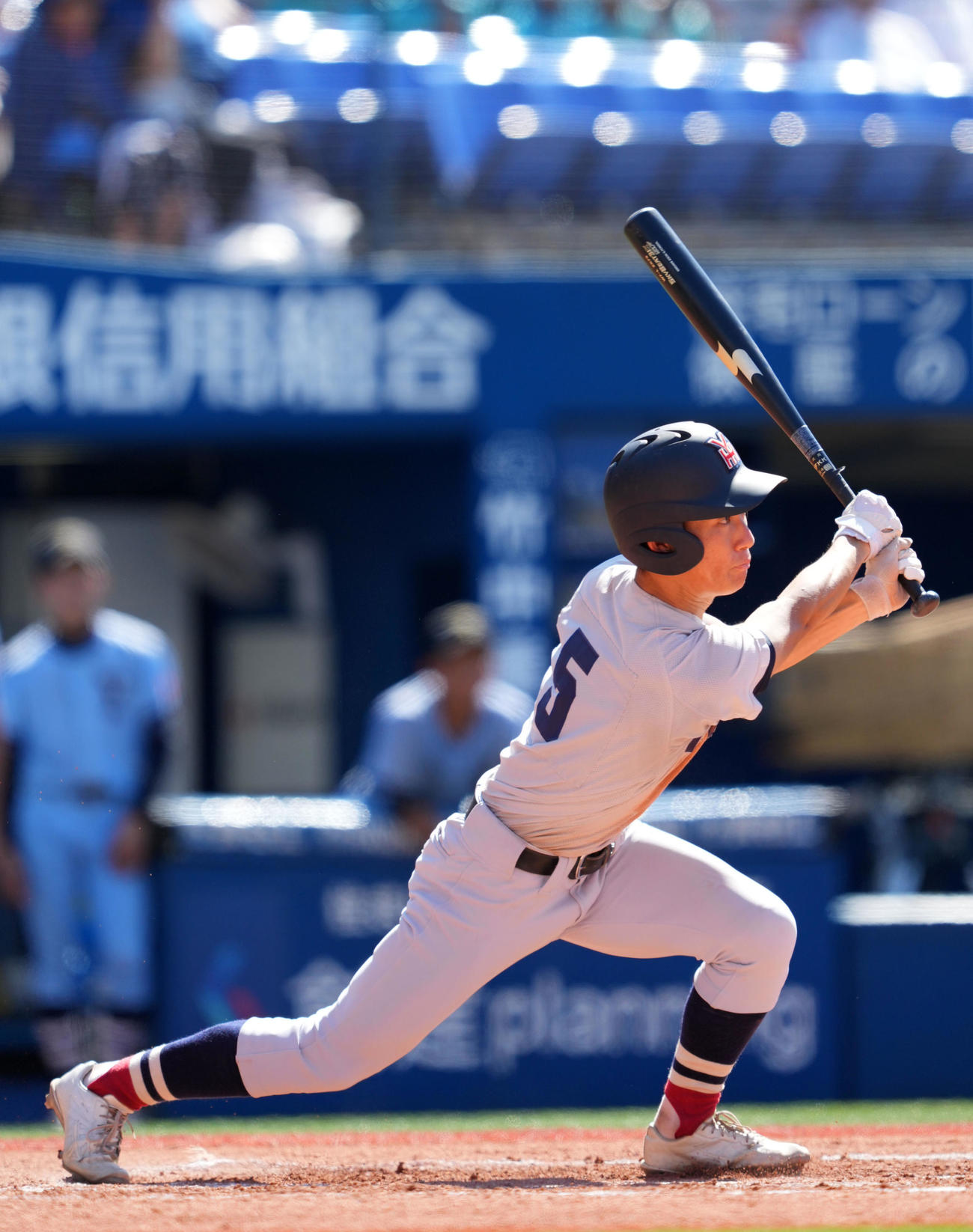 横浜商対横浜　6回裏横浜1死満塁、右中間へ2点適時打を放つ稲坂（撮影・横山健太）