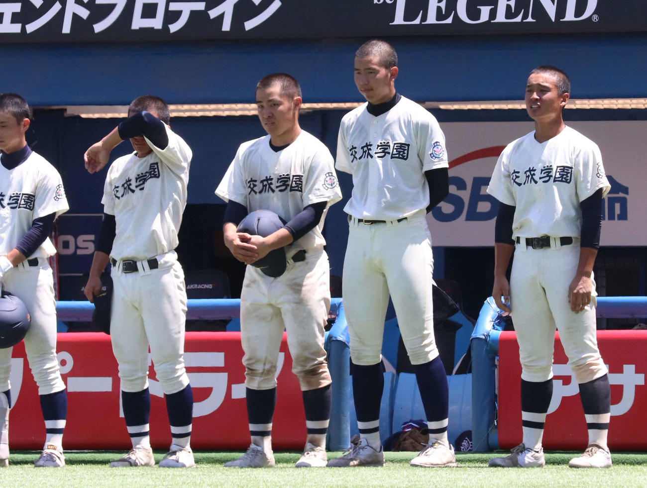 試合に敗れ肩を落とす佼成学園ナイン。右から2番目は林（撮影・玉利朱音）
