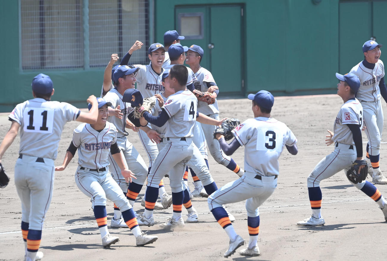 立命館対京都国際　京都国際に勝利し喜びを爆発させる立命館ナイン（撮影・和賀正仁）