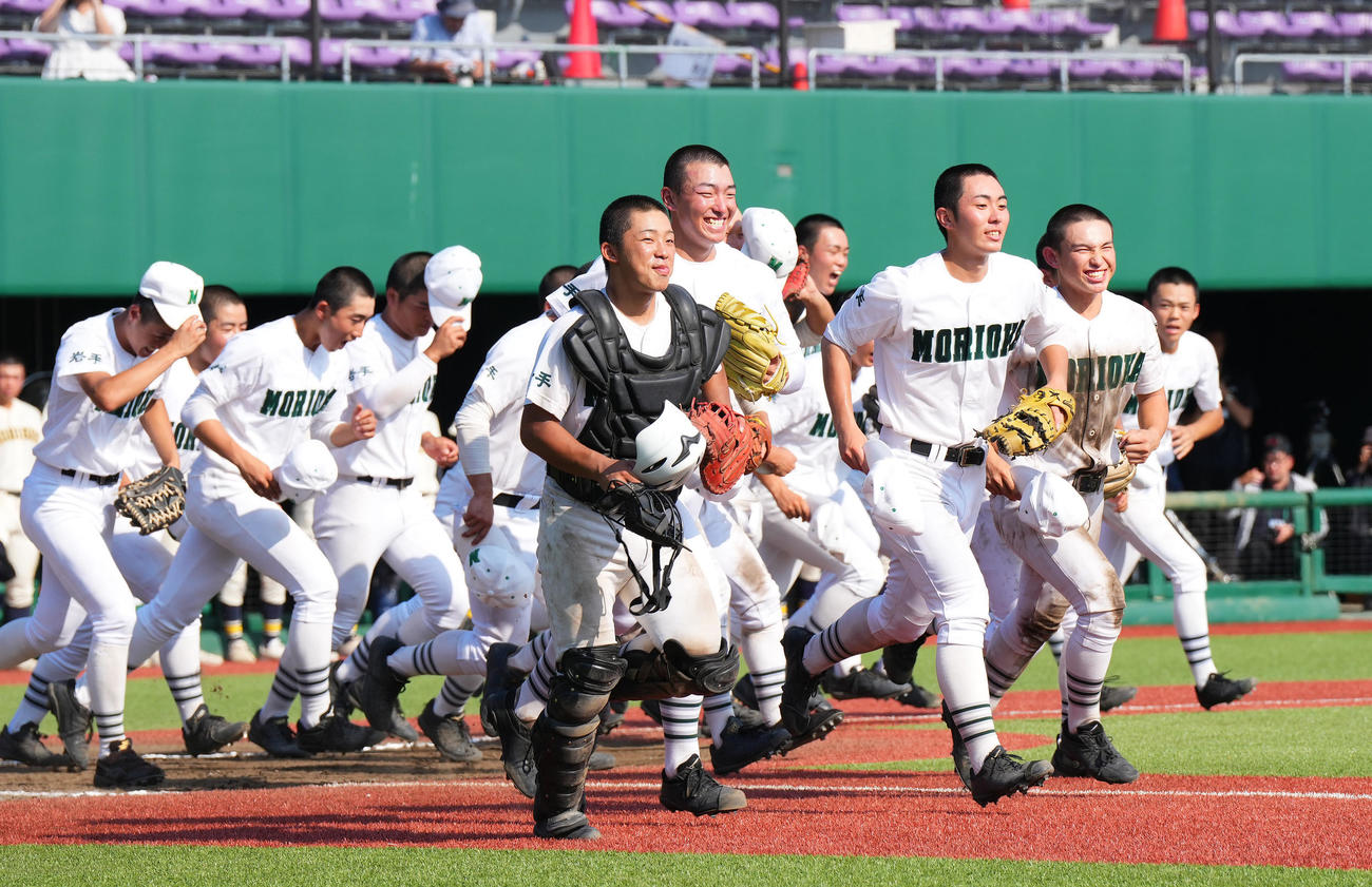盛岡商対盛岡三　盛岡商を破り決勝に進出し、スタンドに笑顔で駆け寄る盛岡三の選手たち（撮影・菅敏）