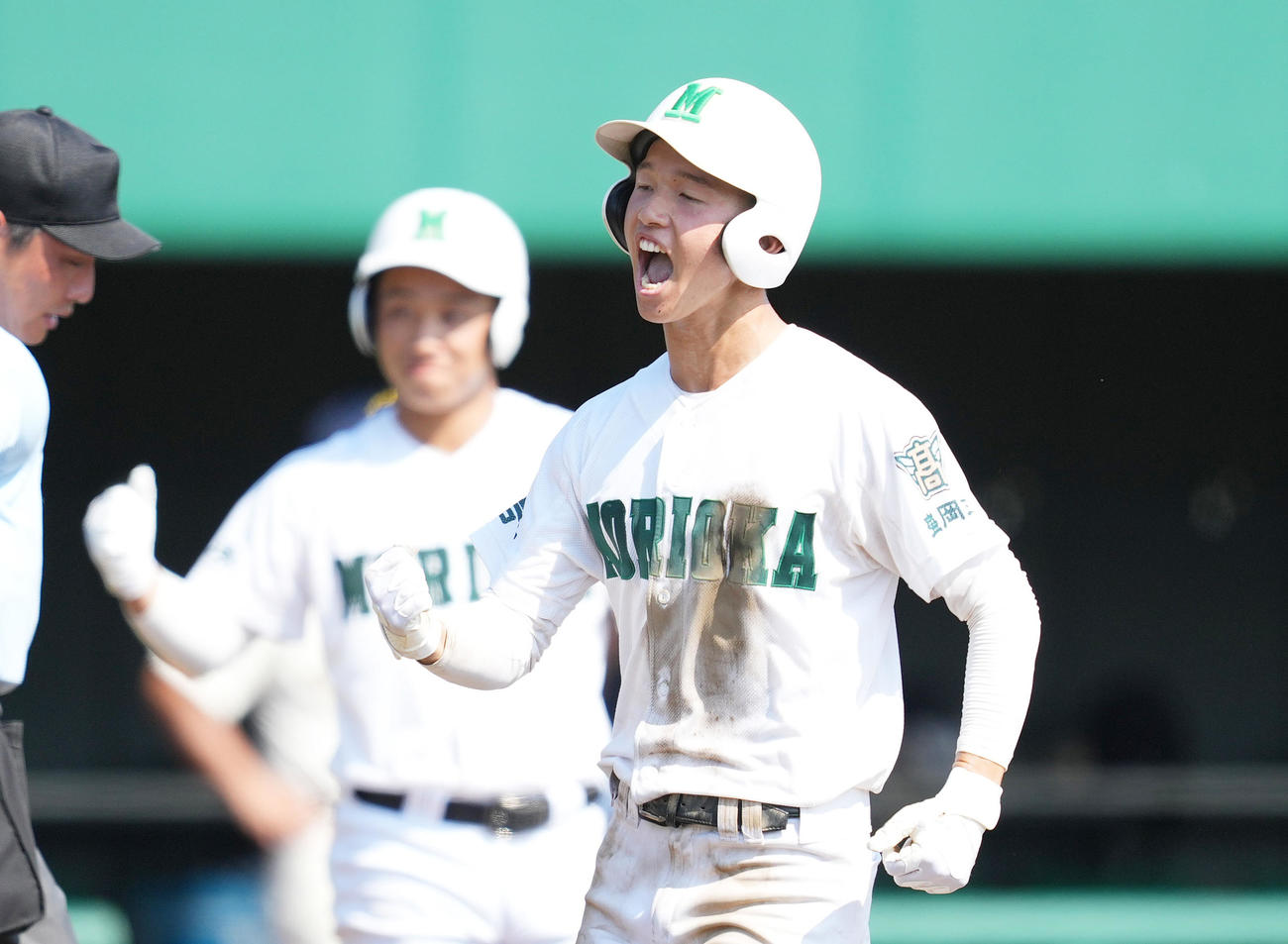 盛岡商対盛岡三　5回裏盛岡三1死、三塁盗塁を決め、相手の悪送球の間に本塁に生還する駒井（撮影・菅敏）