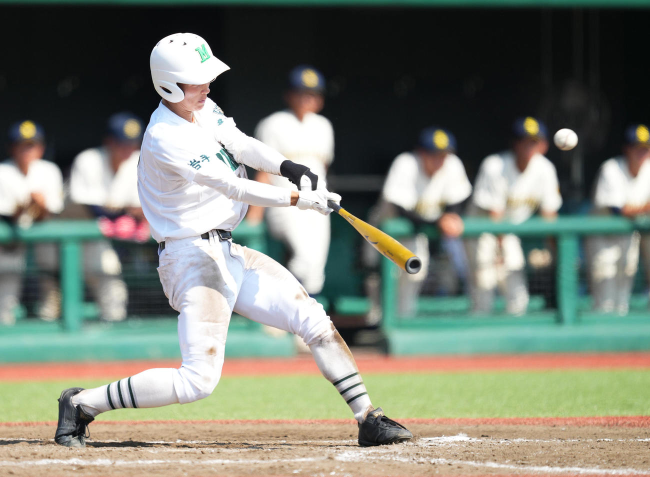 盛岡商対盛岡三　5回裏盛岡三1死、中二塁打を放つ駒井（撮影・菅敏）