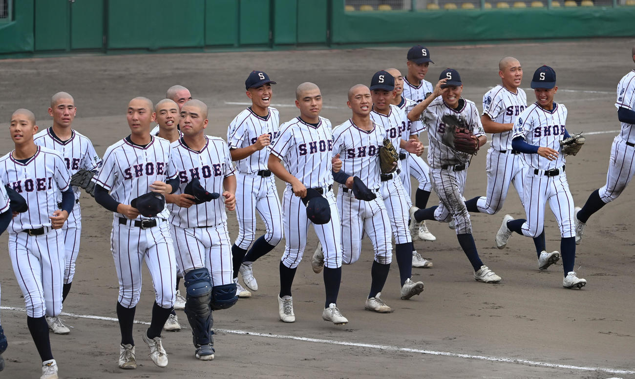 福知山成美対京都翔英　福知山成美を破り準決勝に駒を進めた京都翔英ナイン（撮影・和賀正仁）