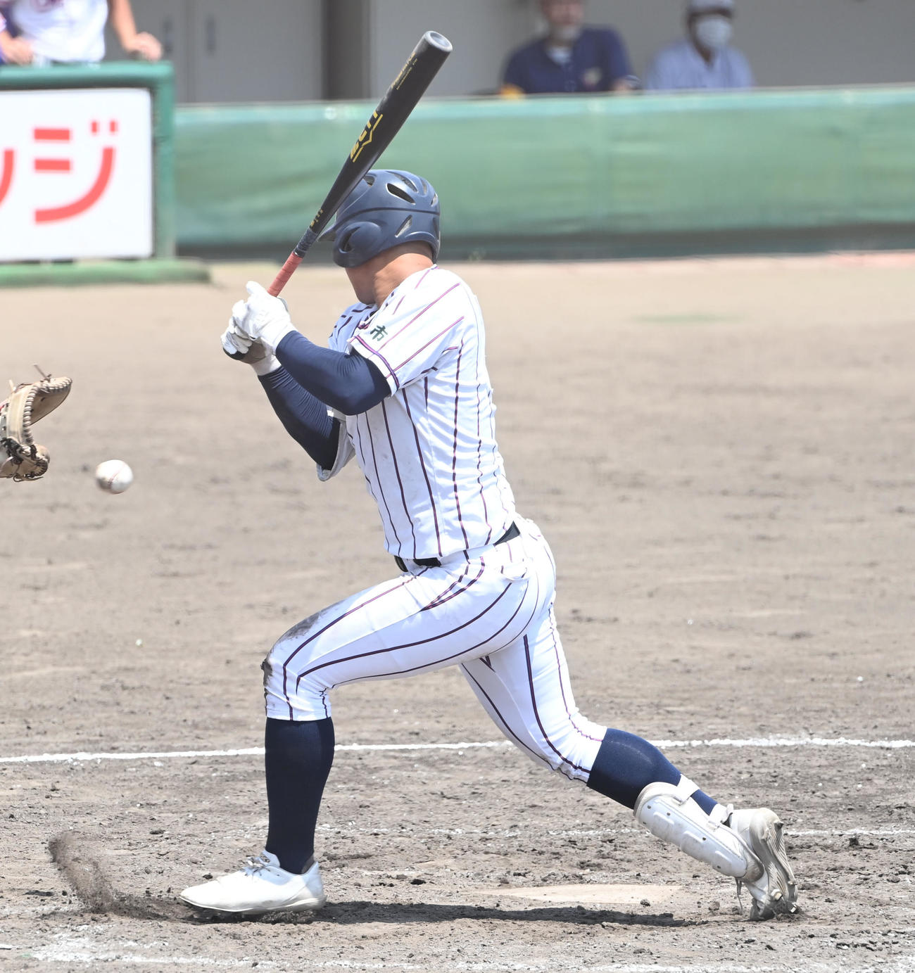 福知山成美対京都翔英　5回裏京都翔英1死一、三塁、死球を受ける小笠原（撮影・和賀正仁）