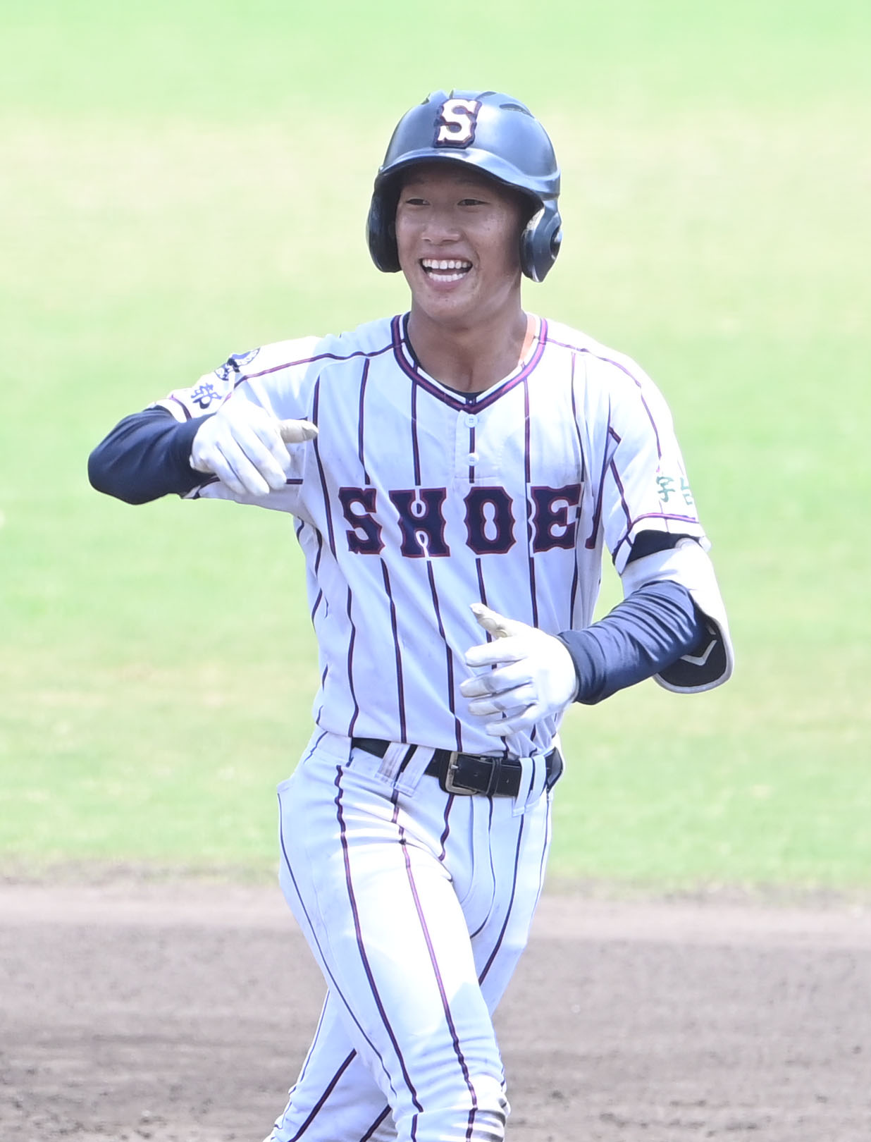 福知山成美対京都翔英　5回裏京都翔英2死満塁、左中間に3点適時二塁打を放った貝阿彌はガッツポーズ（撮影・和賀正仁）