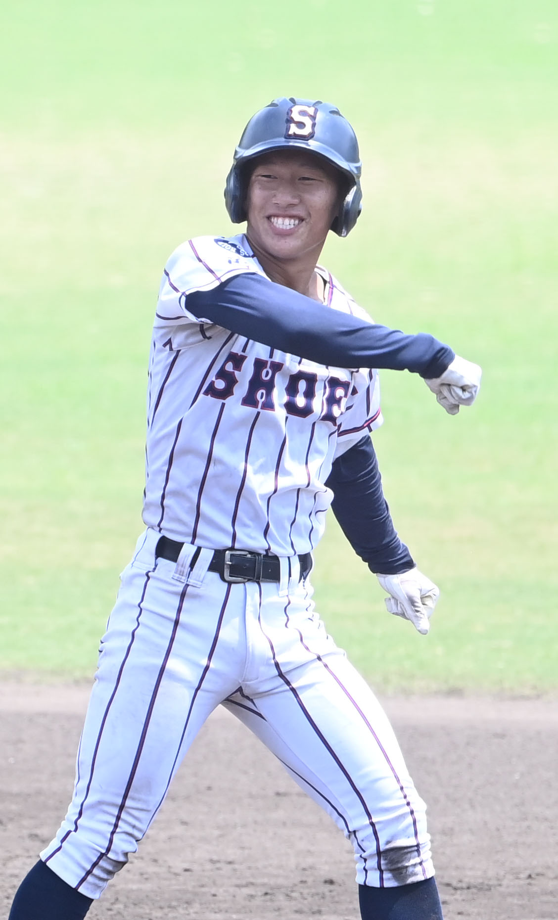 福知山成美対京都翔英　5回裏京都翔英2死満塁、左中間に3点適時二塁打を放った貝阿彌はガッツポーズ（撮影・和賀正仁）