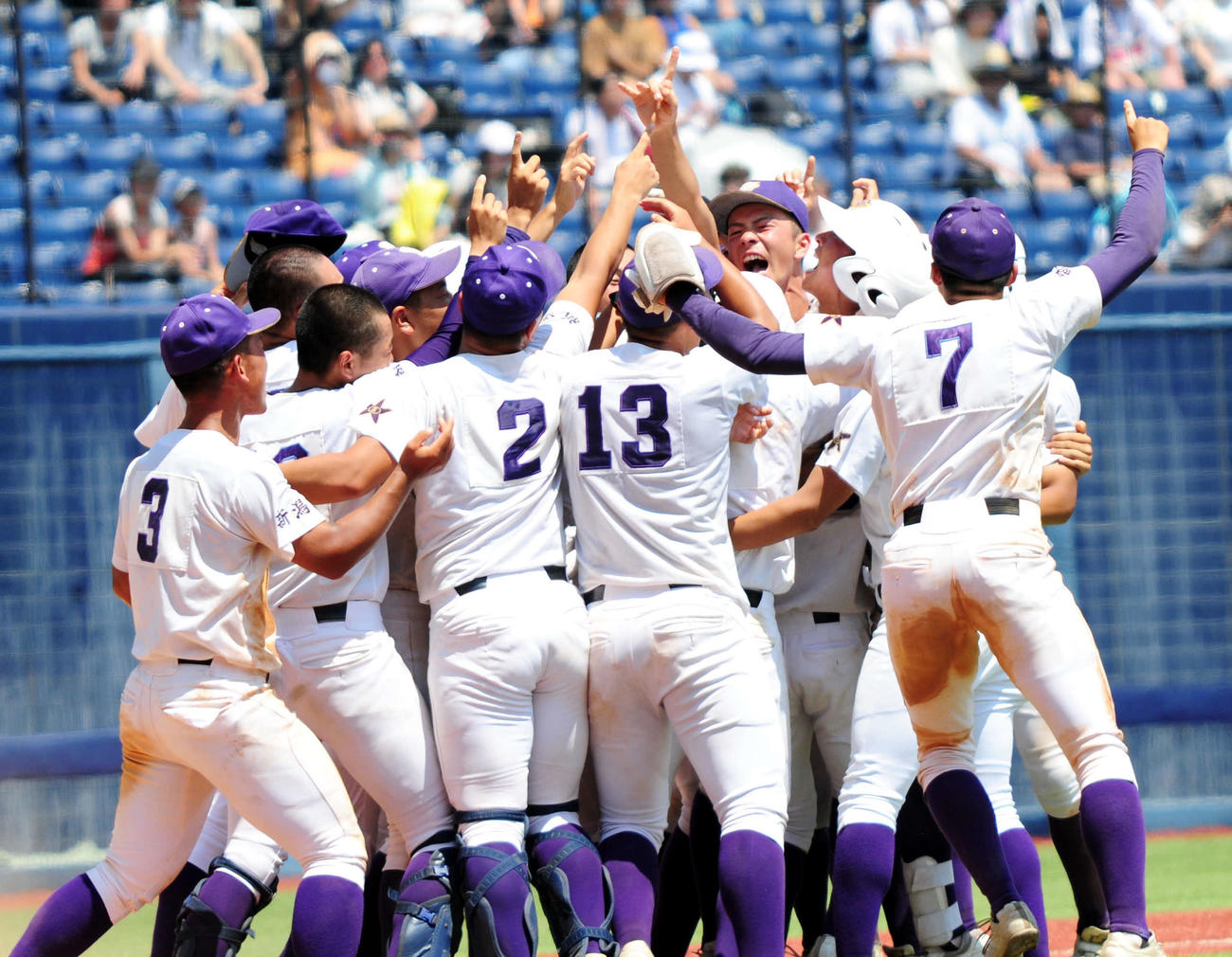 初優勝を決め、歓喜に沸く東京学館新潟の選手たち（撮影・大島享也）
