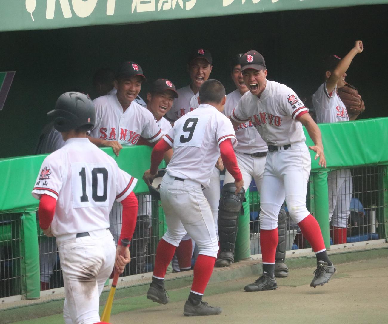 倉敷商対おかやま山陽　7回に勝ち越し、沸き立つおかやま山陽ベンチ（撮影・林亮佑）＝2023年7月25日、倉敷マスカットスタジアム