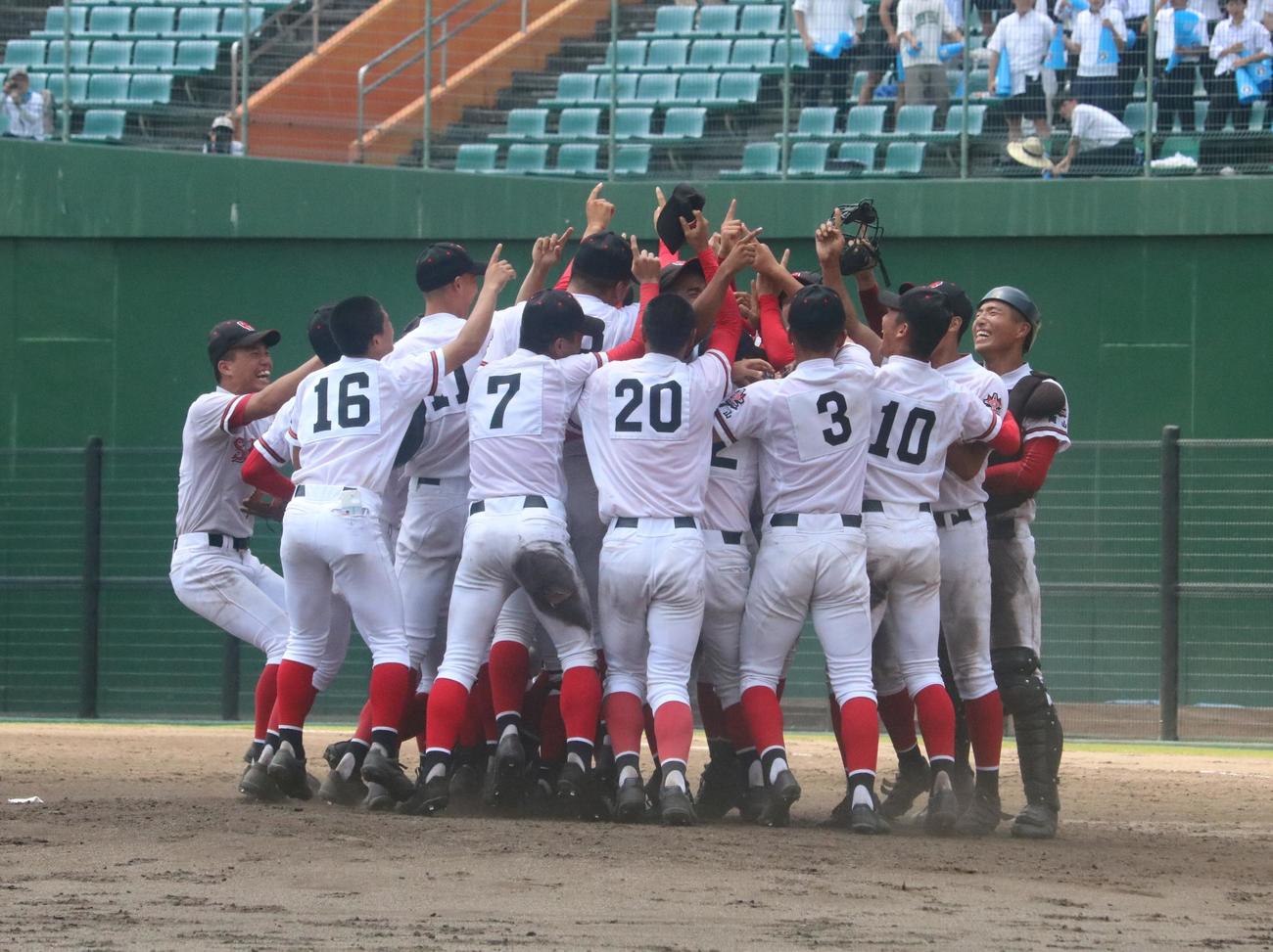 おかやま山陽対倉敷商　優勝が決まり、おかやま山陽の選手たちがマウンド付近で歓喜する（撮影・林亮佑）＝2023年7月25日、倉敷マスカットスタジアム