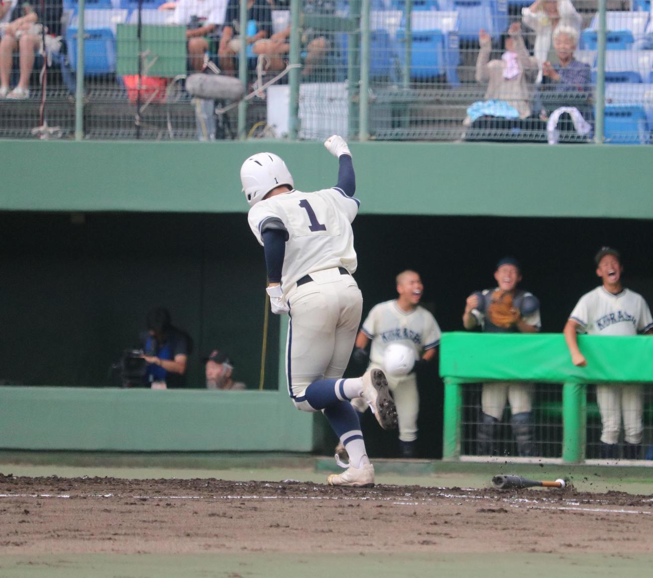 倉敷商対おかやま山陽　2回表2死満塁、倉敷商の和田虎之介投手（2年）が押し出し四球を選びガッツポーズする（撮影・林亮佑）＝2023年7月25日、倉敷マスカットスタジアム