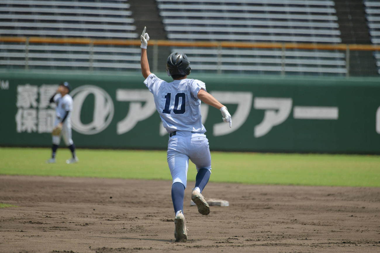 10回1死二、三塁で右へのサヨナラヒットを決める渡辺隼人