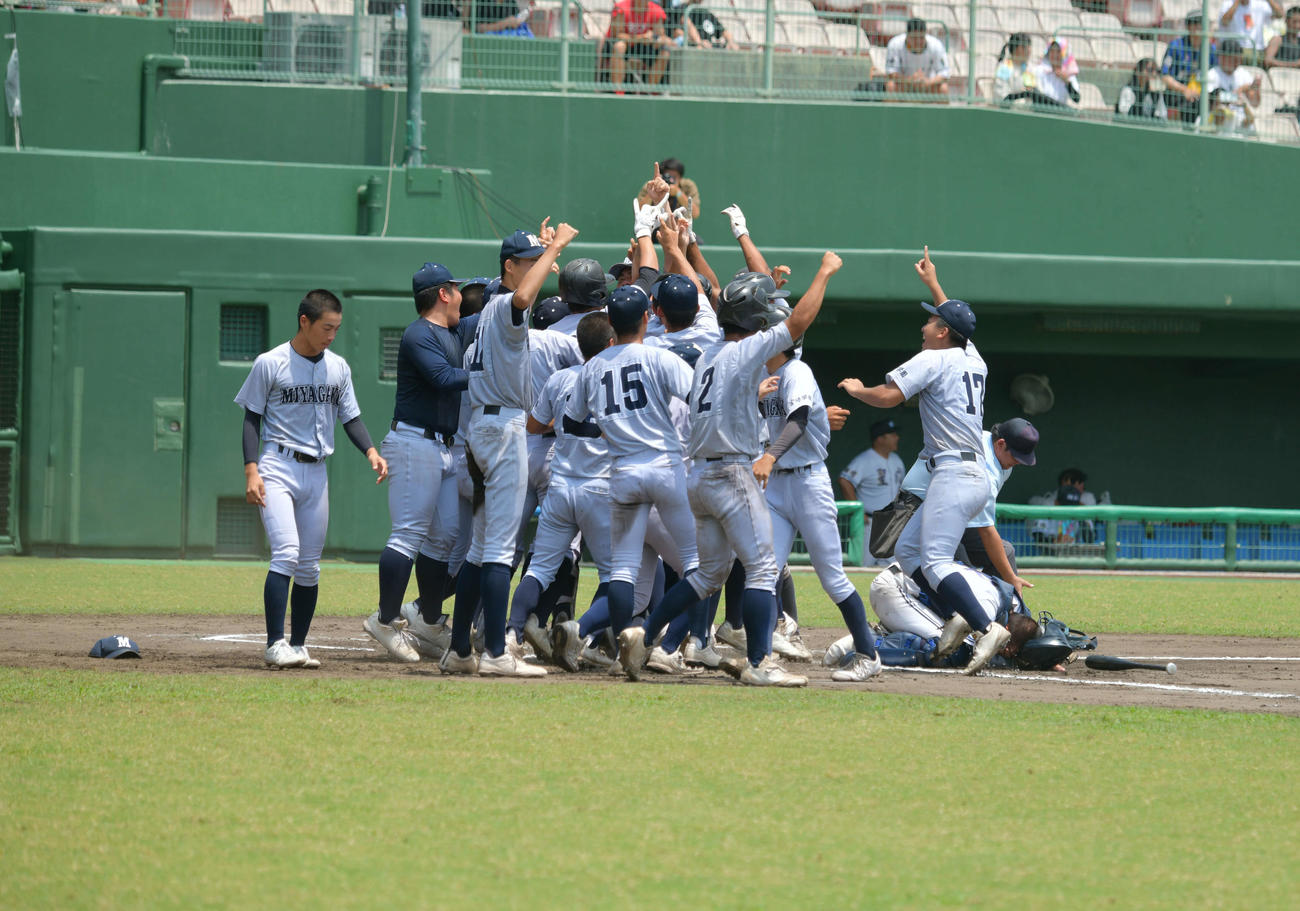 サヨナラ勝ちを決め喜ぶ宮崎学園の選手