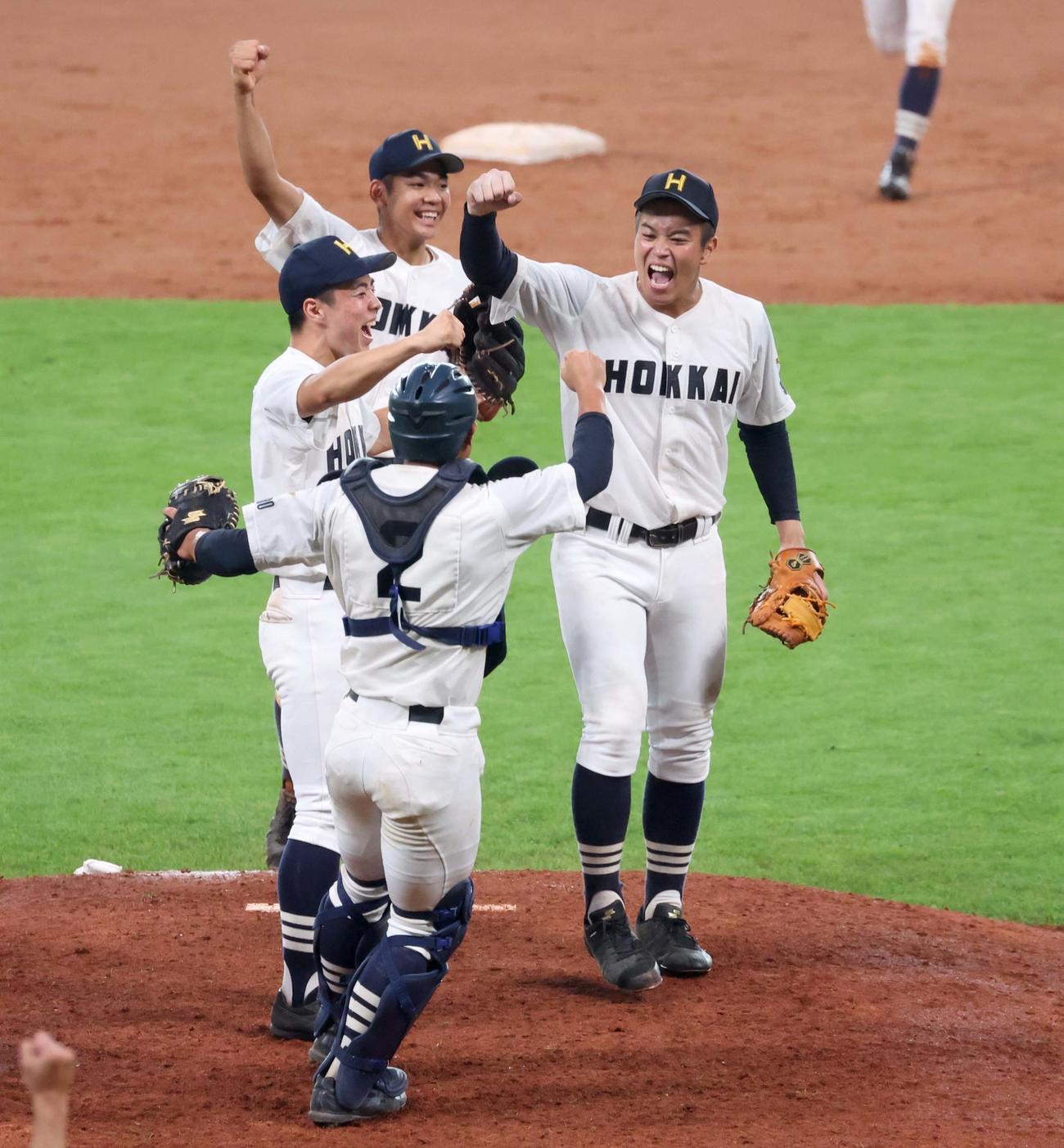 北海道栄対北海　優勝し歓喜する北海ナイン。右端は熊谷（撮影・黒川智章）