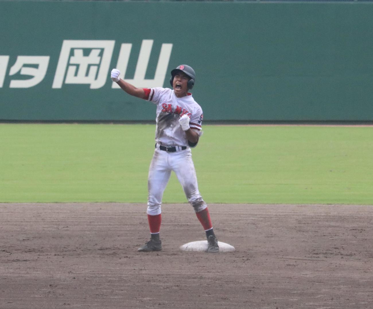 倉敷商対おかやま山陽　おかやま山陽の渡辺颯人内野手（3年）が7回に勝ち越し打を放ち、ガッツポーズする（撮影・林亮佑）＝2023年7月25日、倉敷マスカットスタジアム