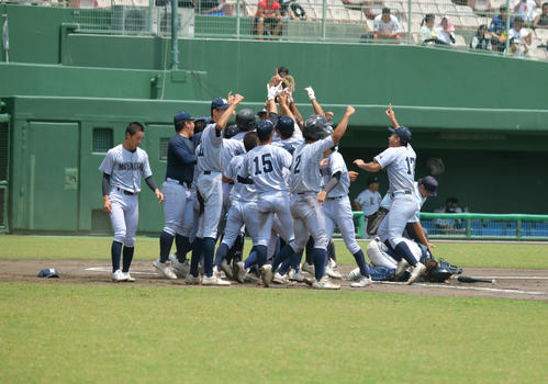 サヨナラ勝ちを決め喜ぶ宮崎学園の選手