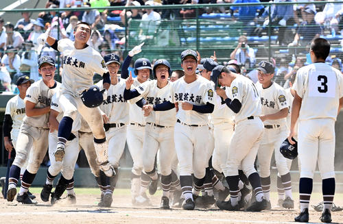 作新学院対文星芸大付 優勝を飾り喜びを爆発させる文星芸大付の選手たち(撮影・たえ見朱実)