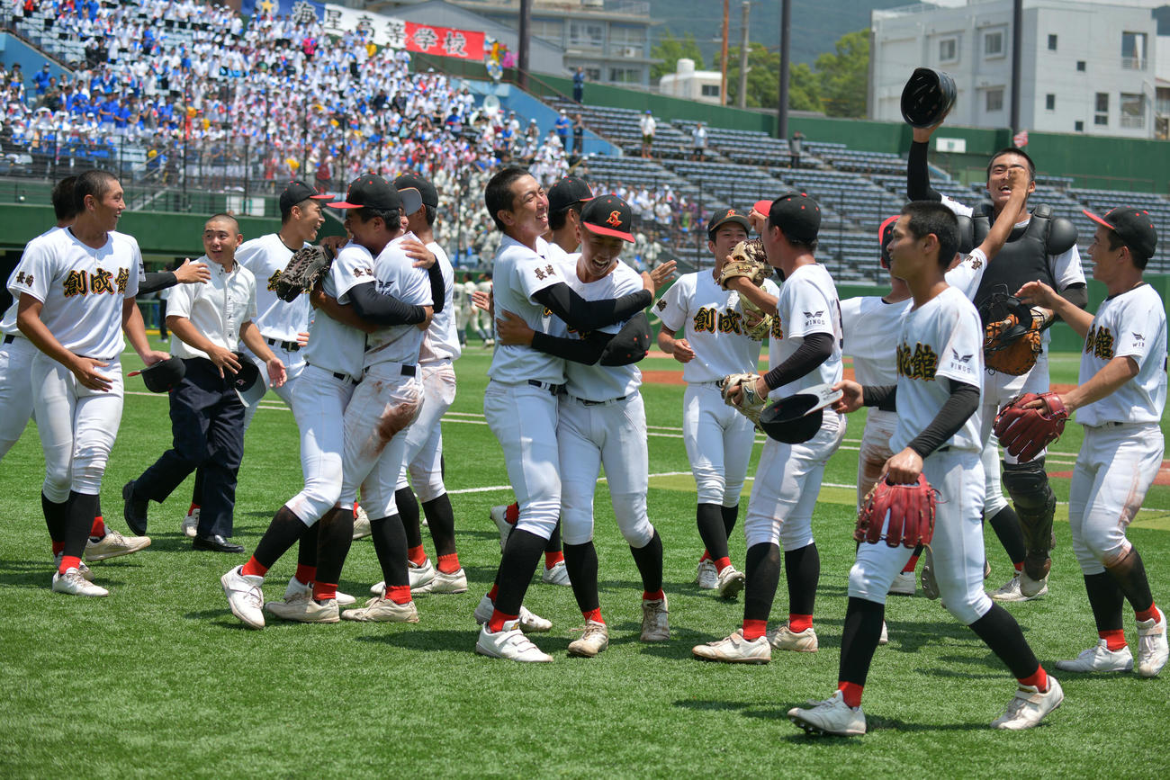 甲子園出場を決めて喜ぶ創成館ナイン（撮影・土居恒久）