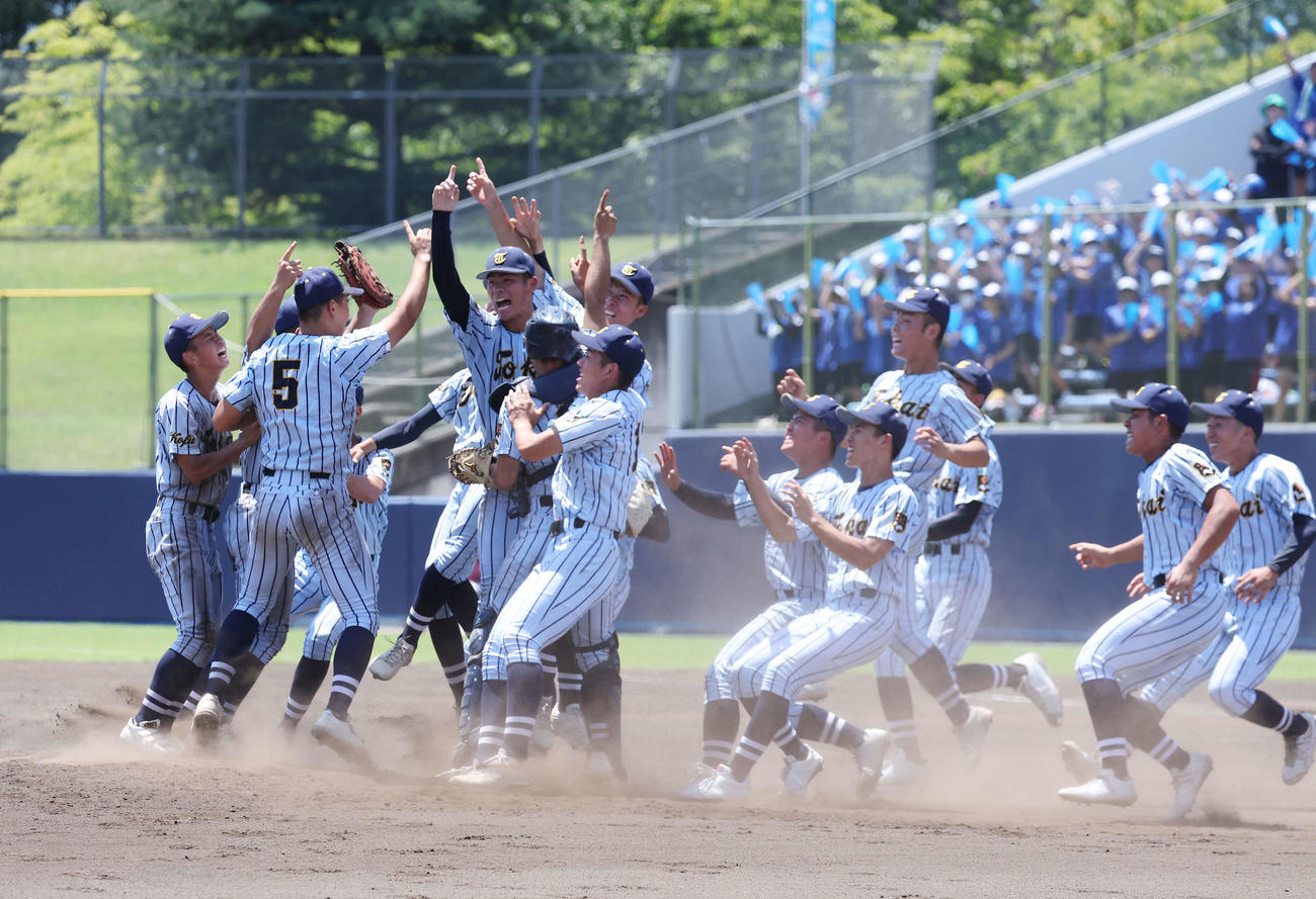 駿台甲府対東海大甲府　優勝を決め、歓喜に沸く東海大甲府の選手たち（撮影・宮地輝）