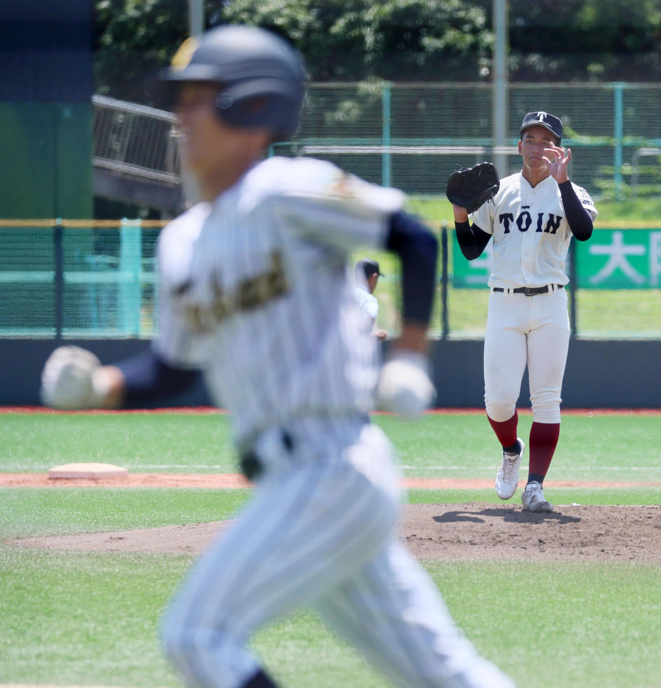 大阪桐蔭対東海大大阪仰星　2回裏東海大大阪仰星2死、中村に左越え本塁打を浴びる大阪桐蔭・前田（撮影・加藤哉）