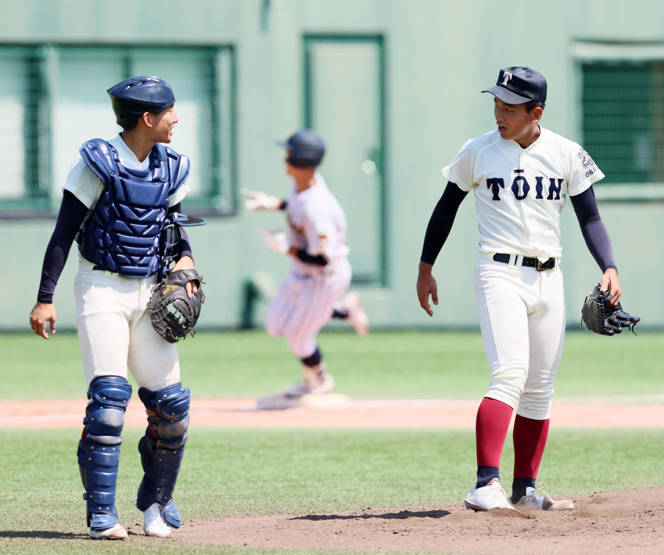 大阪桐蔭対東海大大阪仰星　6回裏東海大大阪仰星無死、前田は米沢（中央）に左越えソロ本塁打を浴びる。捕手は南川（撮影・加藤哉）