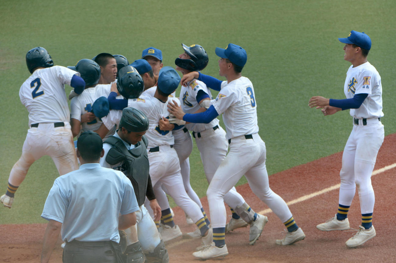 サヨナラで優勝を決め、歓喜する聖光学院ナイン（撮影・浦部歩）