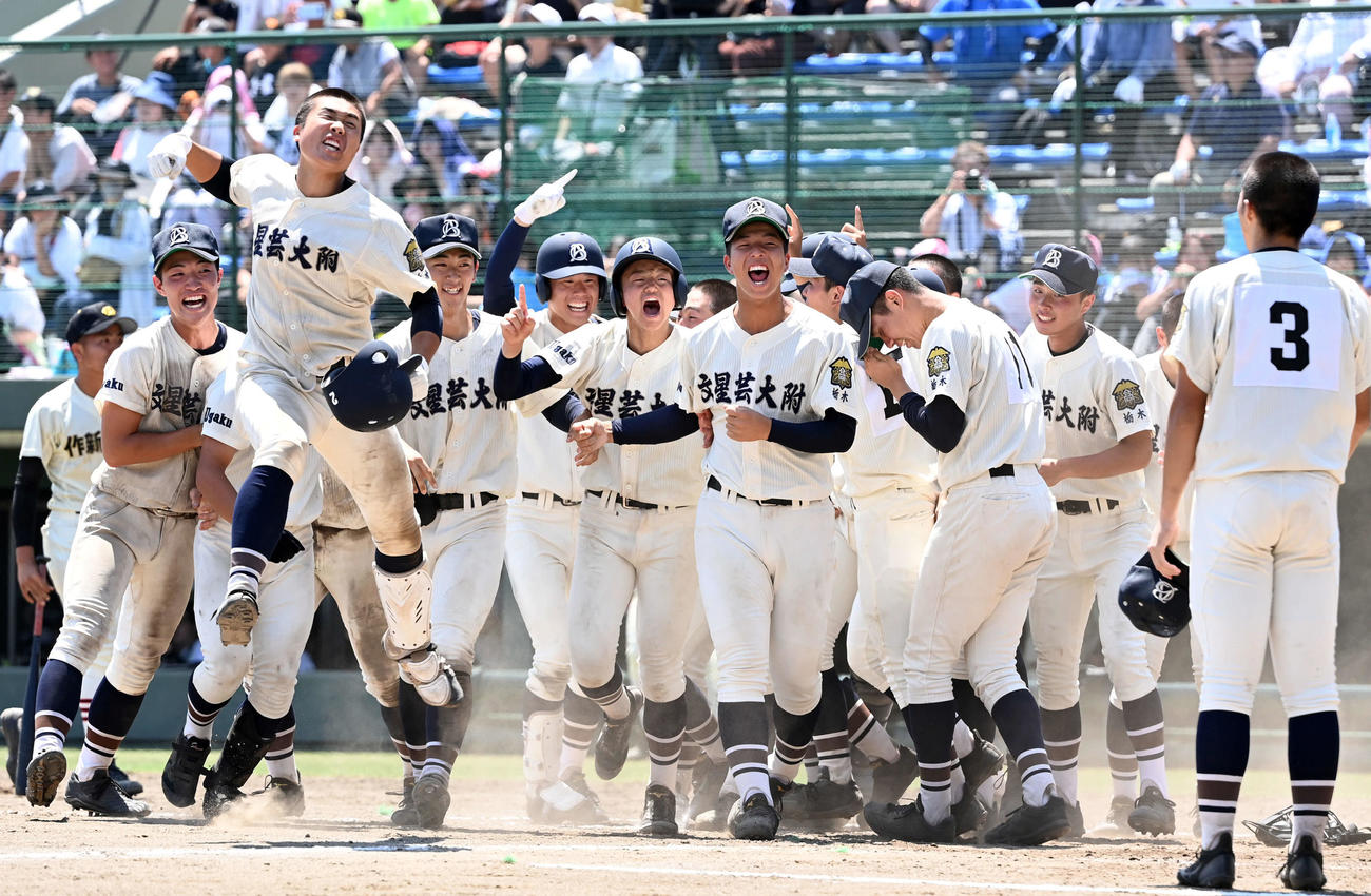 作新学院対文星芸大付　優勝を飾り喜びを爆発させる文星芸大付の選手たち（撮影・たえ見朱実）