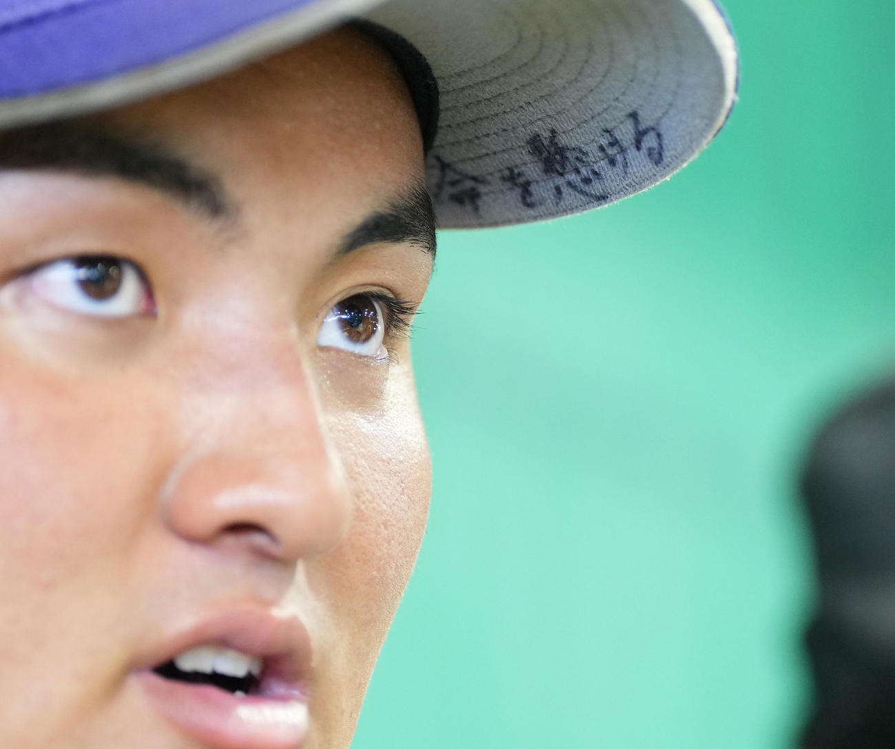 盛岡一対花巻東　決勝に進出し記者の質問に答える花巻東・佐々木。帽子には「命を懸ける」と書かれていた（撮影・菅敏）