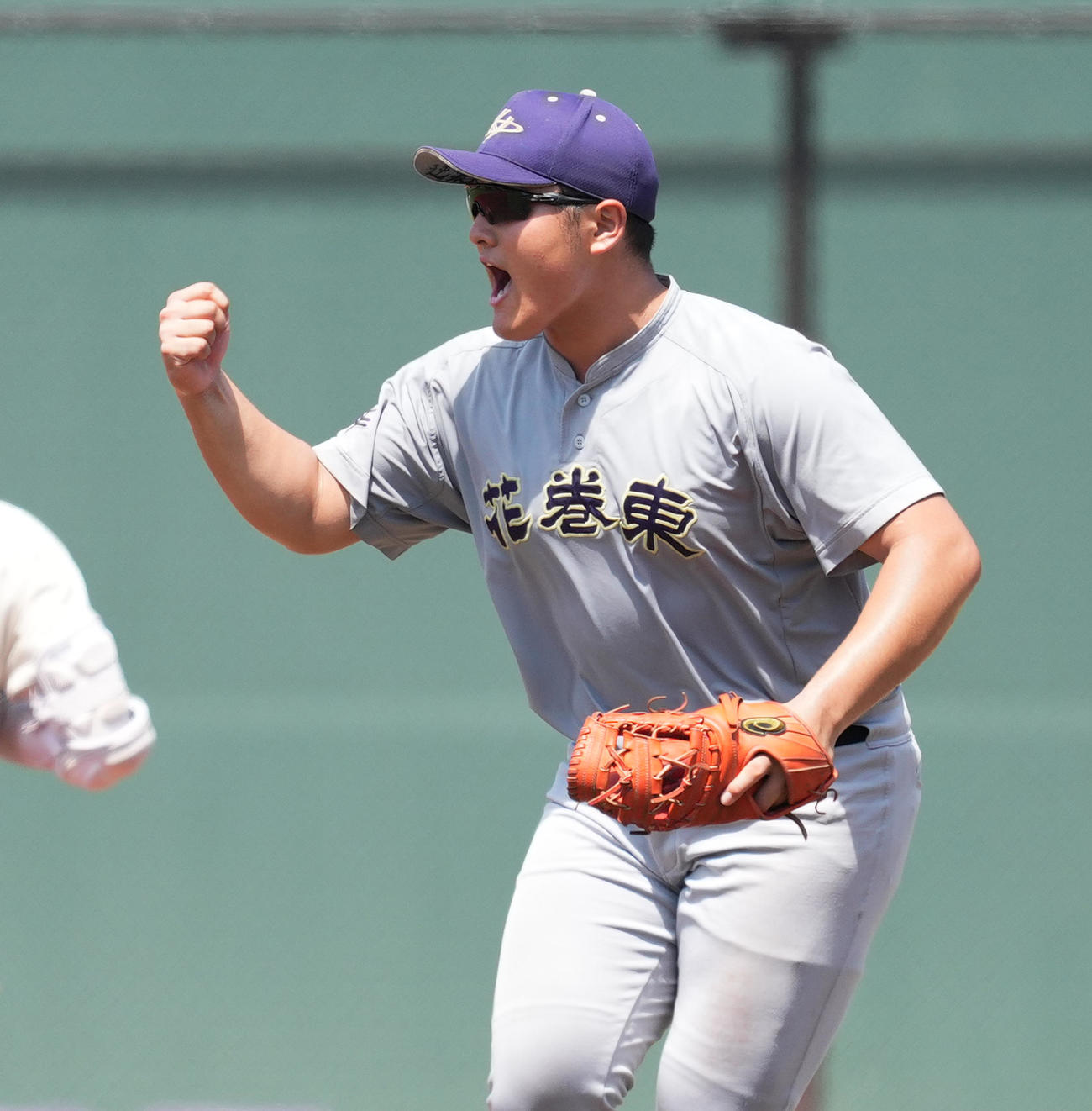 盛岡一対花巻東　4回、ガッツポーズを見せる花巻東・佐々木（撮影・菅敏）