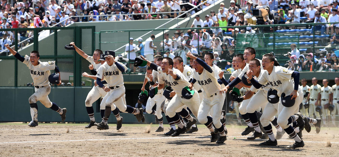 作新学院対文星芸大付　優勝を飾り喜びを爆発させる文星芸大付の選手たち（撮影・たえ見朱実）