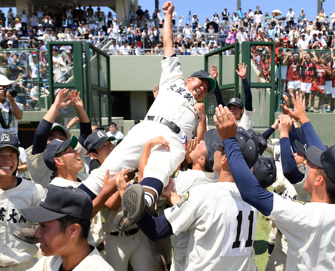 作新学院対文星芸大付　優勝を飾り胴上げされる文星芸大付・高根沢監督（撮影・たえ見朱実）