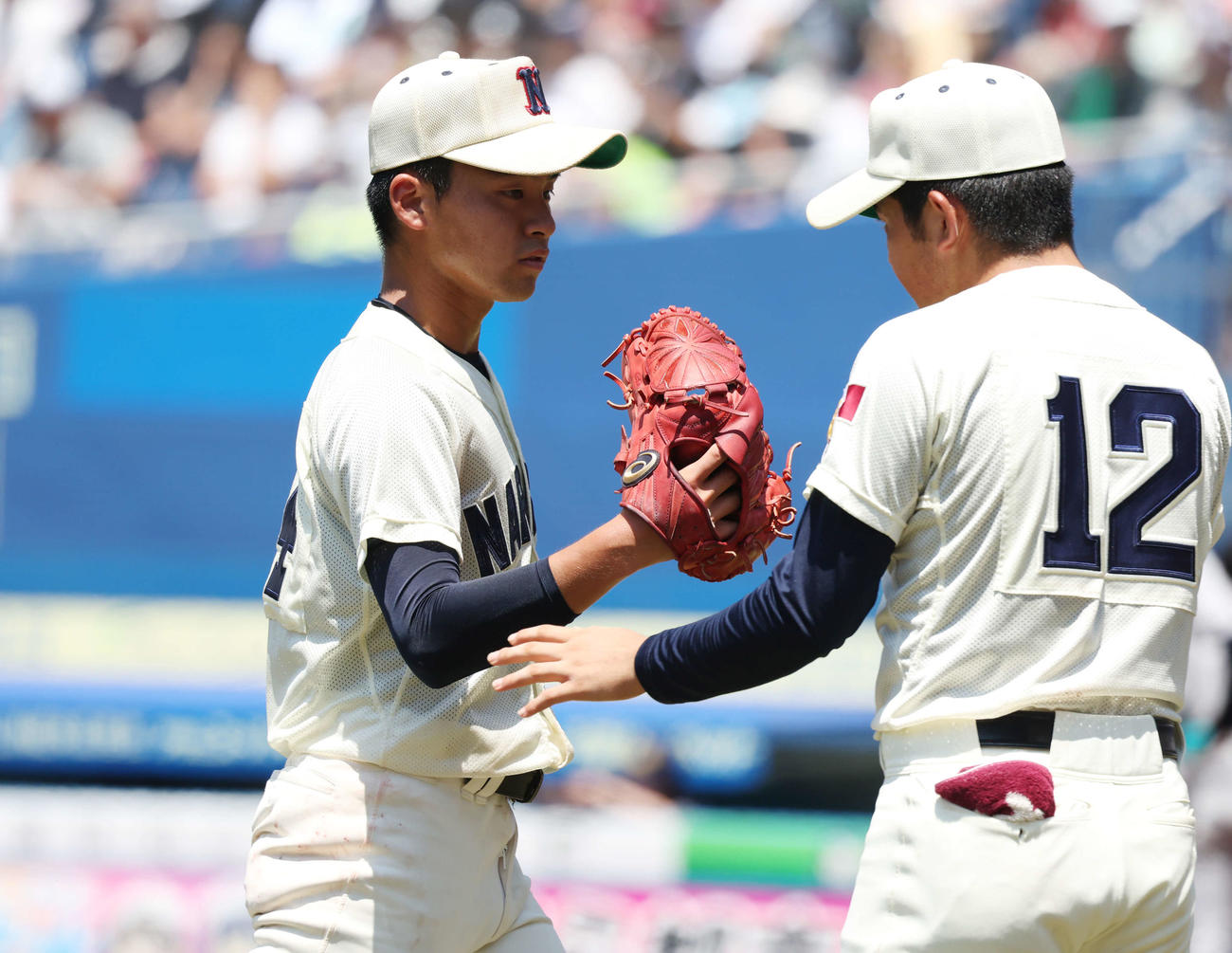 千葉商大付対習志野　4回表を抑え、チームメートとタッチを交わす習志野先発の湯浅（撮影・宮地輝）